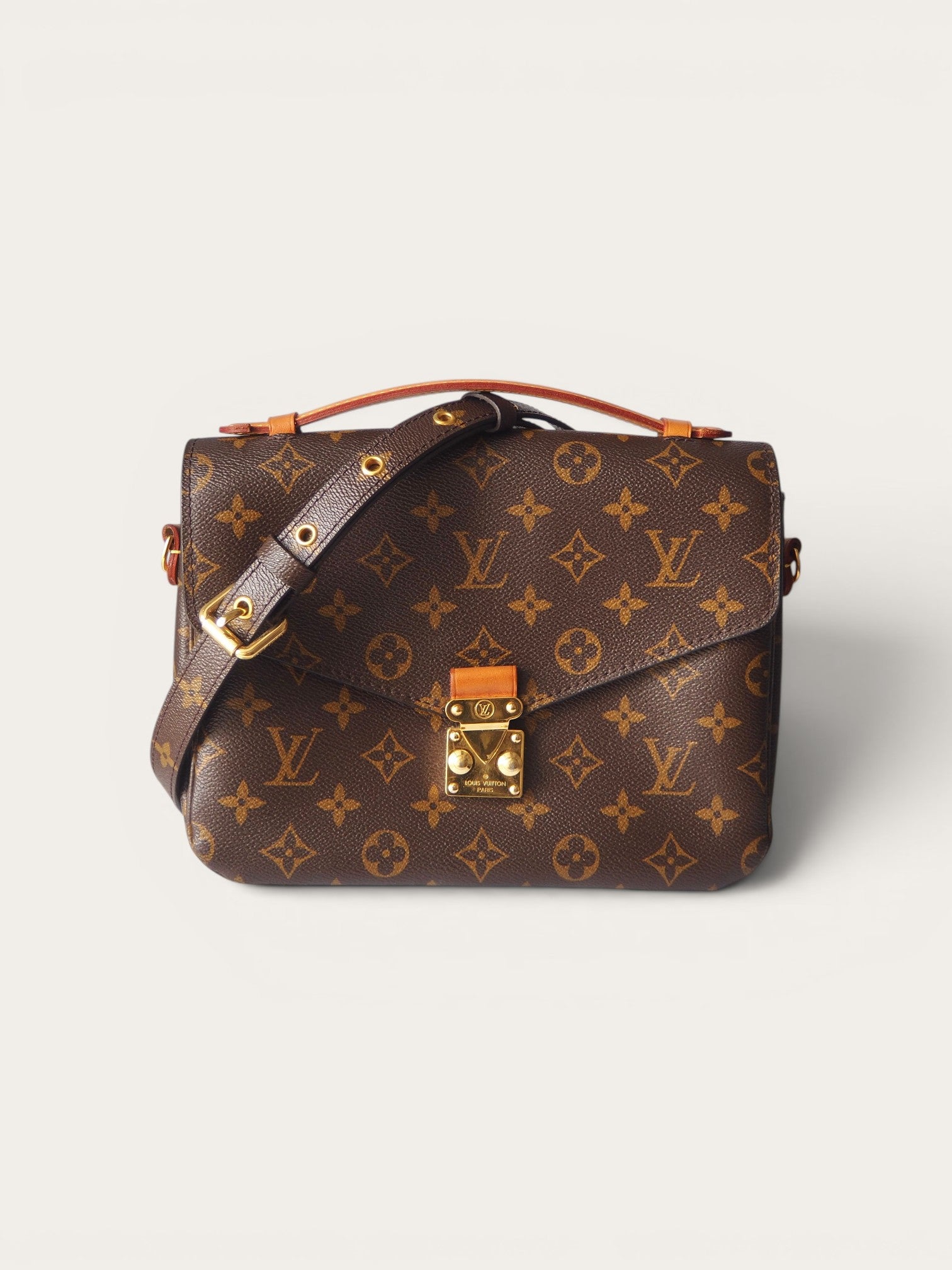 LOUIS VUITTON バンドー Louis Vuitton Pochette Métis in Monogram Canvas (2019) – Archives