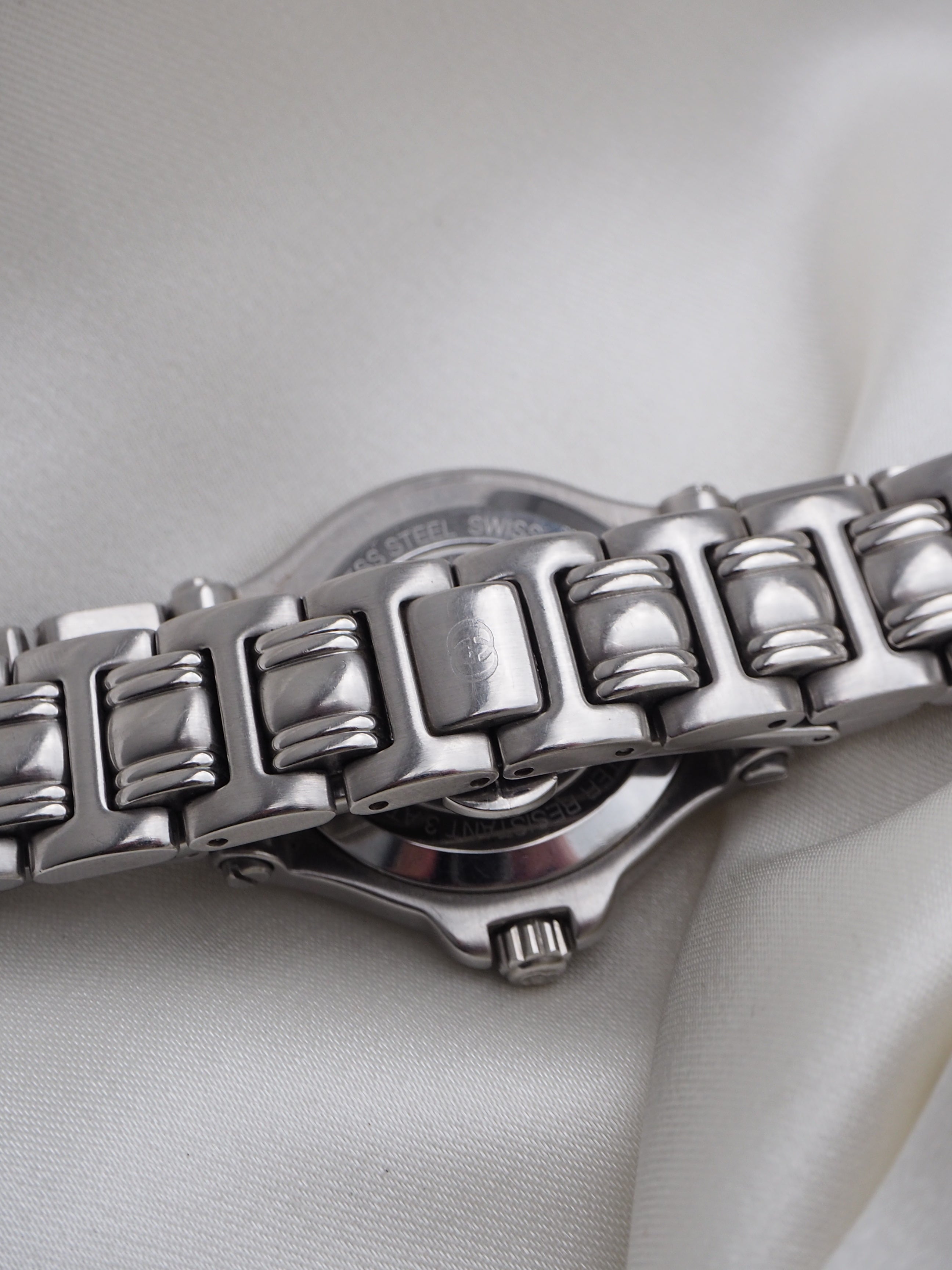 Gucci 9040L Stainless Steel Watch | Silver with Black Dial