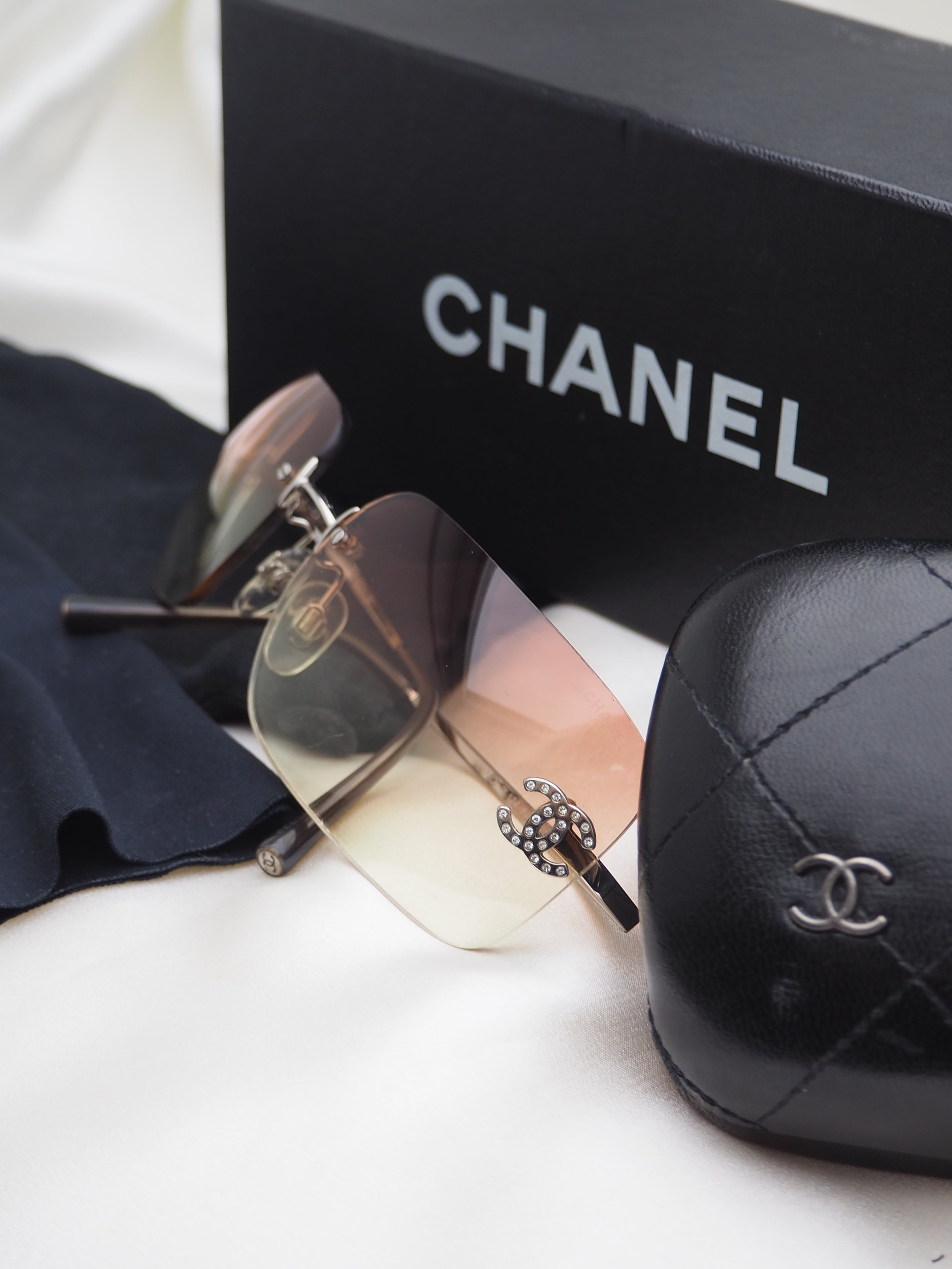 Chanel サングラス 4017-D 正規品 Vintage Chanel 4017-D Rhinestone CC Logo Rimless Sunglasses Salmon