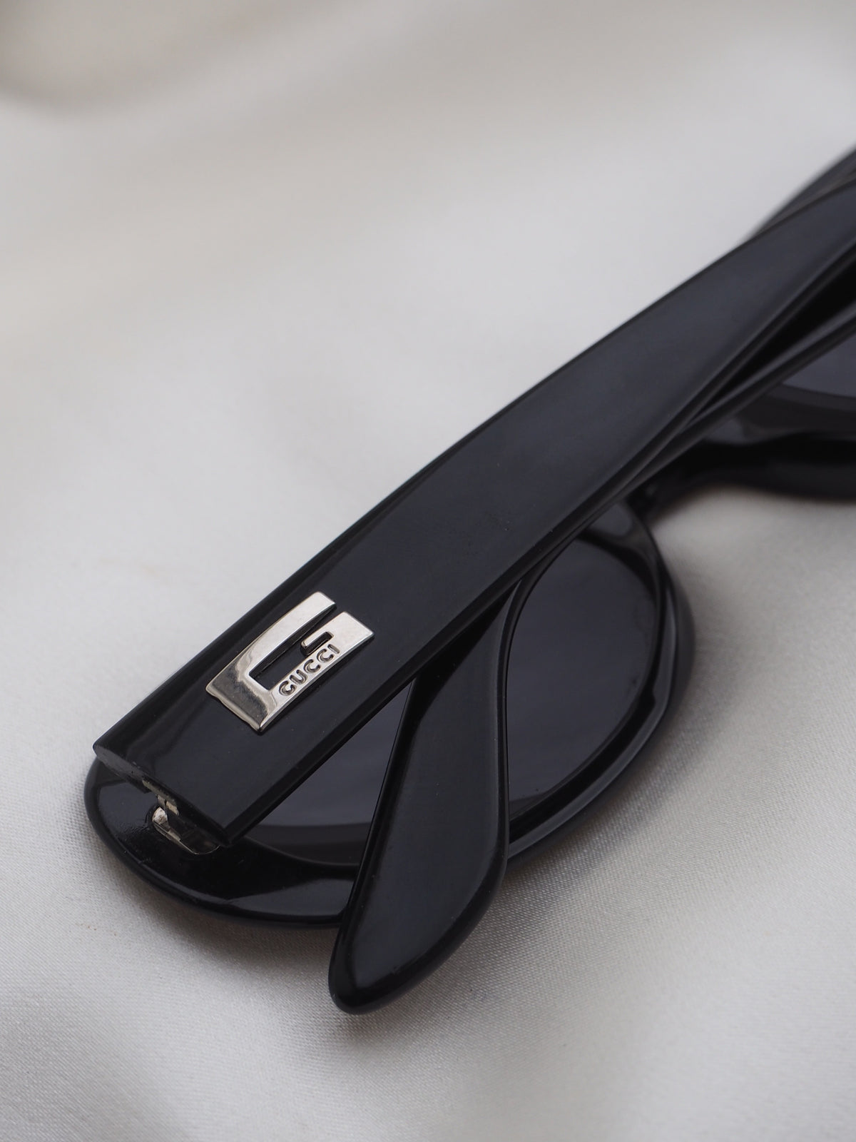 GUCCI OVAL SUNGLASSES